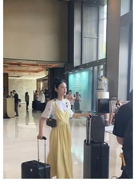 晓明哥|《中餐厅5》路透：黄晓明戴金边眼镜身材有型，丁真龚俊也加盟