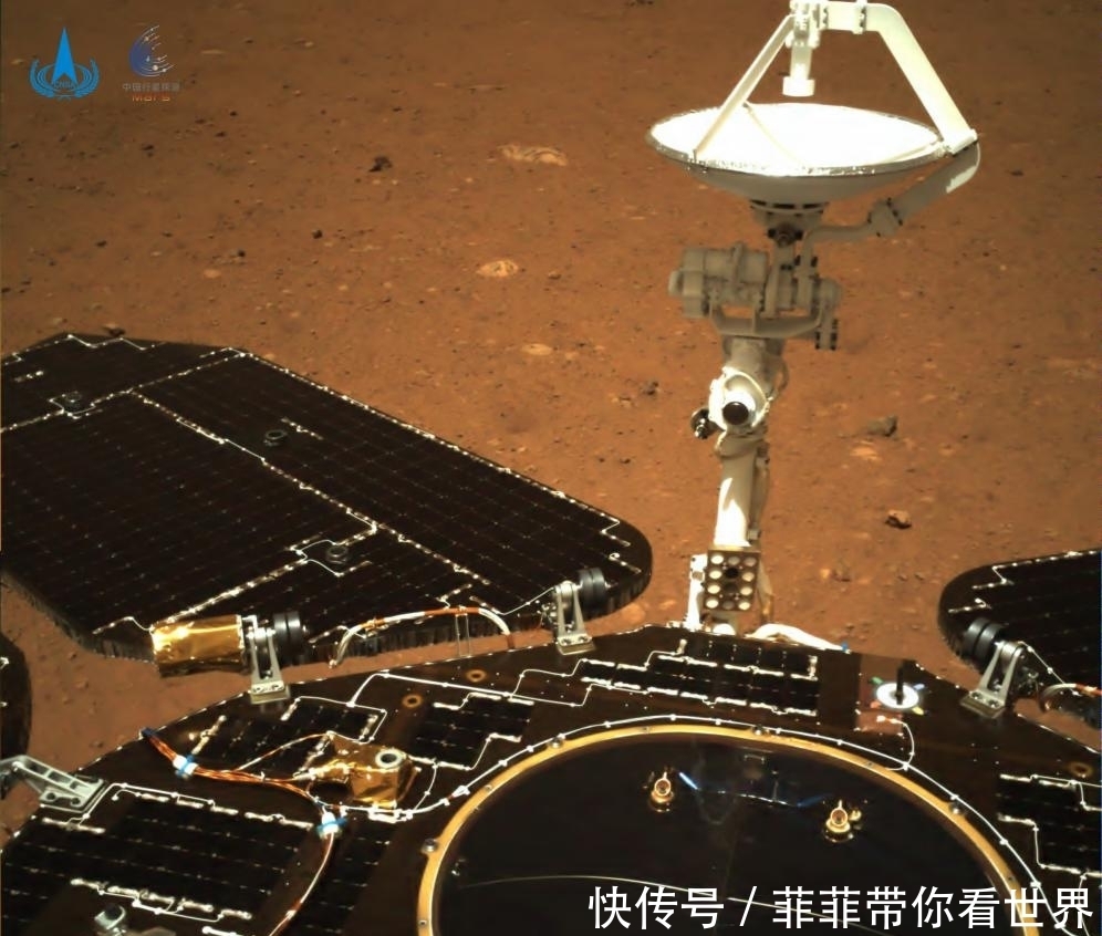 n祝融号火星车传回两张火星图像，看到一片荒凉的火星地面！