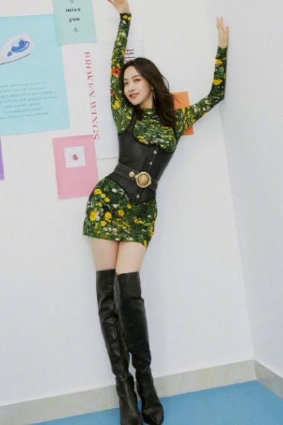 宋茜全新迷彩服亮相创造营,连衣裙加长靴,能直接出道了