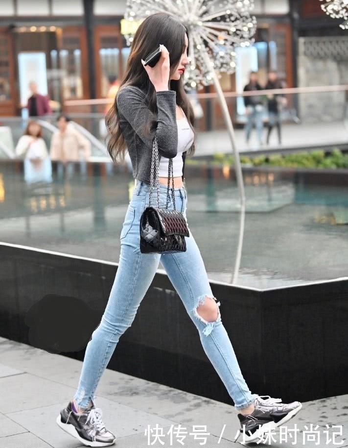 美女|街拍美女:小姐姐紧身裤+小白鞋,瘦是很瘦了,但穿出来全是皱褶