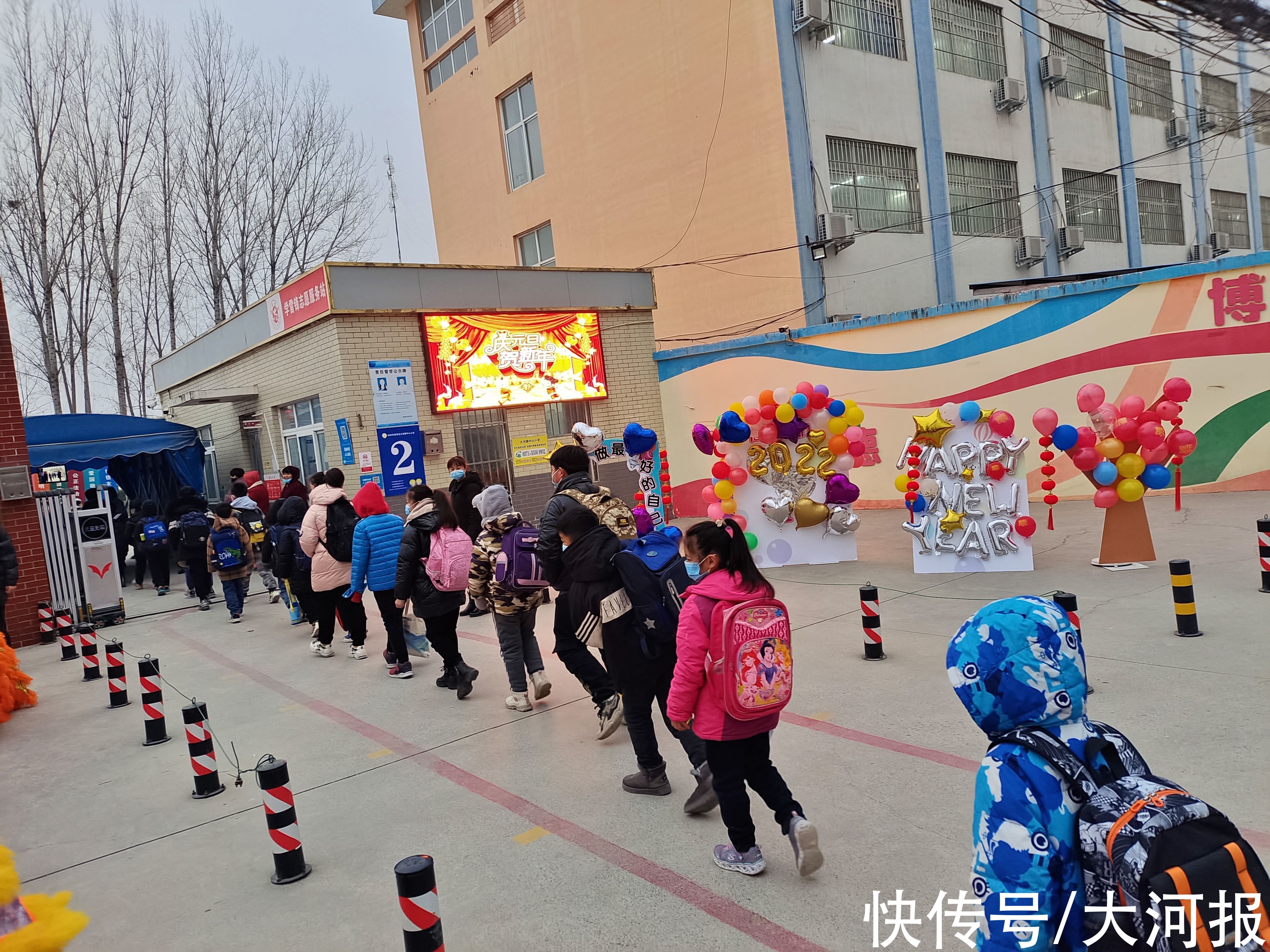 大河路！开学首日！郑州市大河路中心小学敲锣打鼓、舞狮迎接学生入学