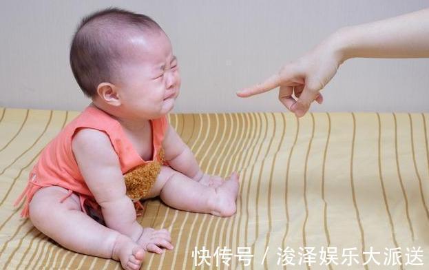 童年时期|为什么宝宝被骂哭后,仍会伸手让妈妈抱知道原因很心疼