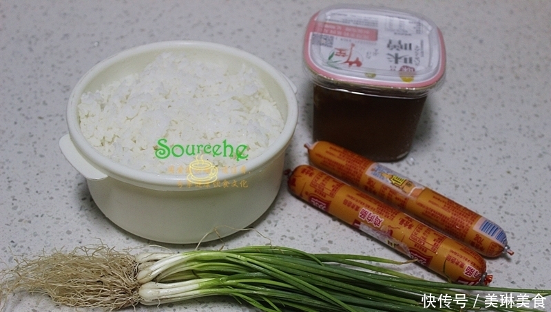儿子最爱吃的炒饭,只需3种食材5分钟出锅,粒粒分明,出奇美味