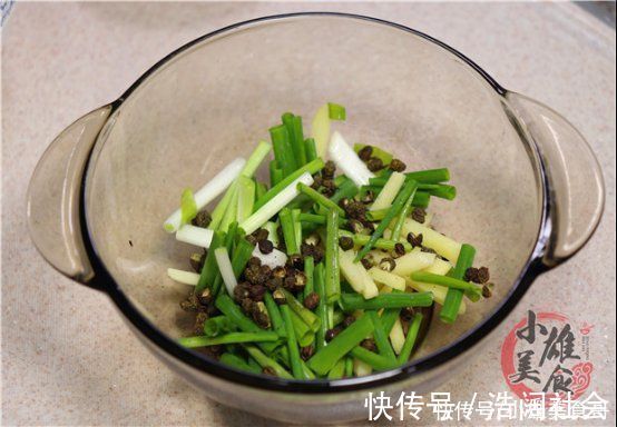 调肉馅时，一定要多加“2种水”肉馅不腥，一口下去鲜嫩又多汁