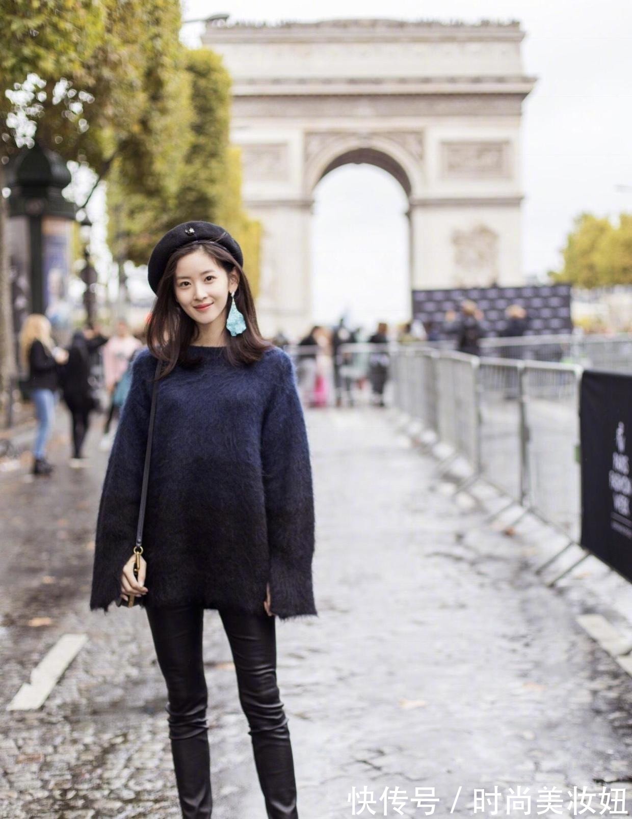 搭配|章泽天气质越来越高级,穿蓝色毛衣配皮裤高级洋气,太好看了