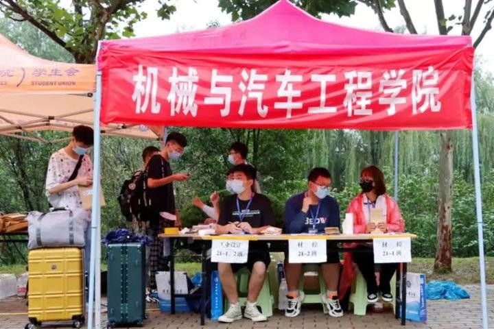 齐鲁工业大学|齐鲁工业大学1900余名省外新生如约而至，7日省内新生报到