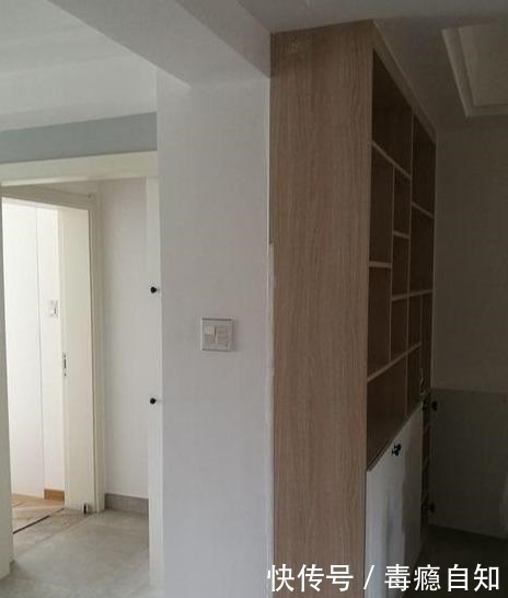 墙体|涂料刚完工,柜子就与墙面出现一道裂缝!工人这样设计不裂才怪