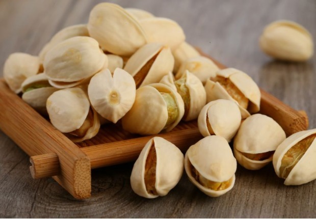 开心果营养好吃不会挑教你3个妙招挑开心果，挑到成熟果肉多