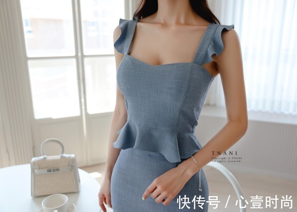 吊肩裙|女神孙允珠高清时尚搭配:沁梦月蓝幽谷牛仔质感吊肩裙