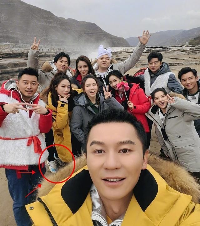 欢乐喜剧人|李晨晒出《跑男》合照,有谁注意郭麒麟的脚,比五位女嘉宾还亮眼