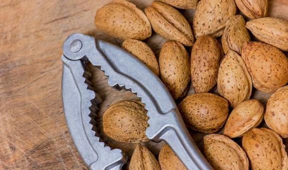 女性50岁后,易发生骨质疏松?建议:多吃四物,做好三事