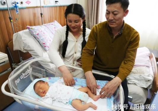 产妇|产妇忍耐疼痛15小时产下男婴,一家子看小宝,4岁女儿发现不对劲