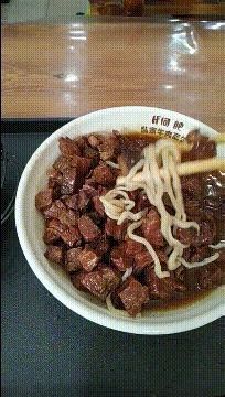 |搞笑GIF:来女朋友家吃饭,为啥不给多下点面条啊
