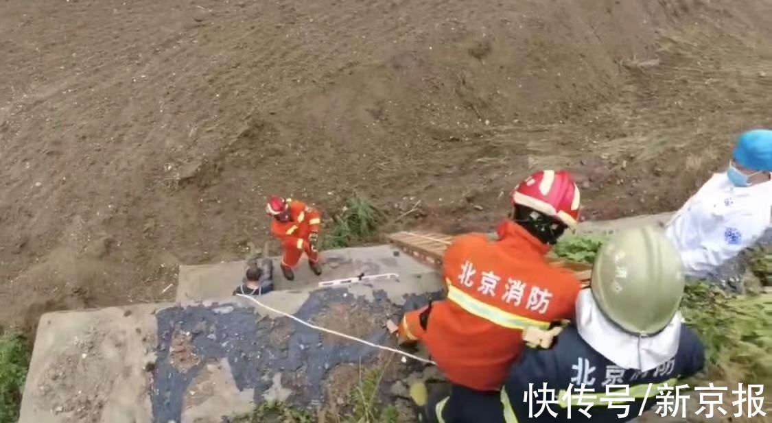 救援人员|平谷一村民雨天迷路坠崖被困一夜，消防员抬担架救援出山