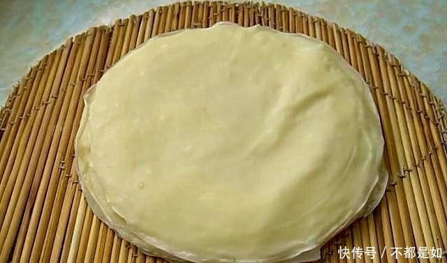 姥姥40多年一直这样烙饼,手不碰面,60秒一张,香软又劲道