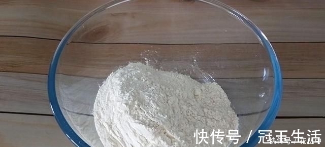 芝麻烧饼这样做真香,不揉不擀面,更不用调油酥,出锅一盘不够吃