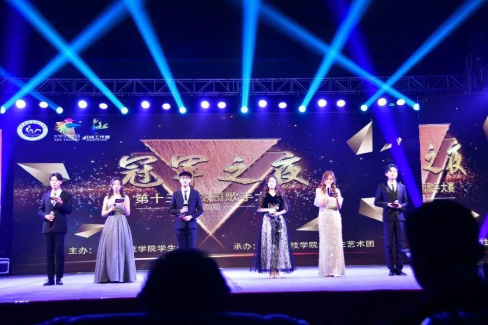 冬天的第二场雪和今晚的校园歌手大赛更配噢～