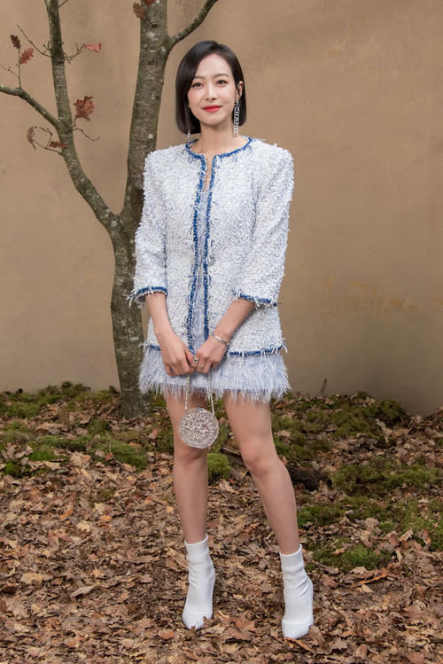 小香风外套是什么？就是这种花呢镶边小外套，穿上时尚优雅有气质