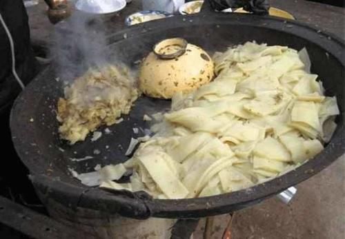  两张桌子一口锅，做出来的美食，让老板一天收入上万元！