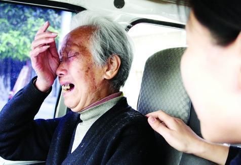 举动|1岁宝宝掉下床,奶奶的这个举动让娃没了呼吸,很多家长不知道