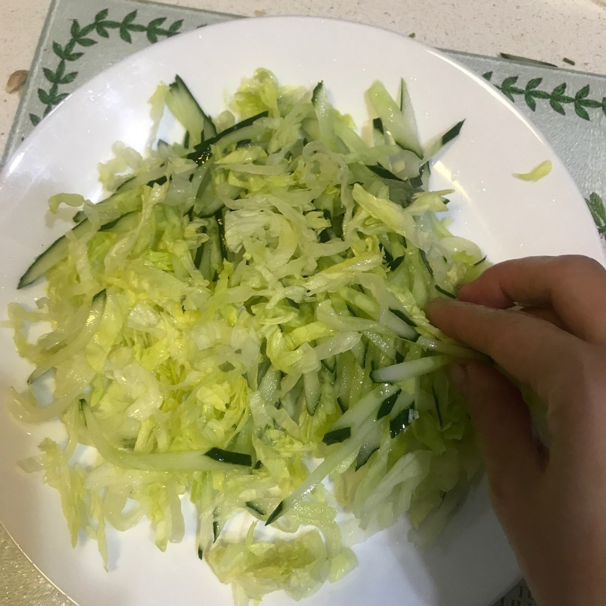 这是一道泰式菜，鸡肉搭配蔬菜，风味独特