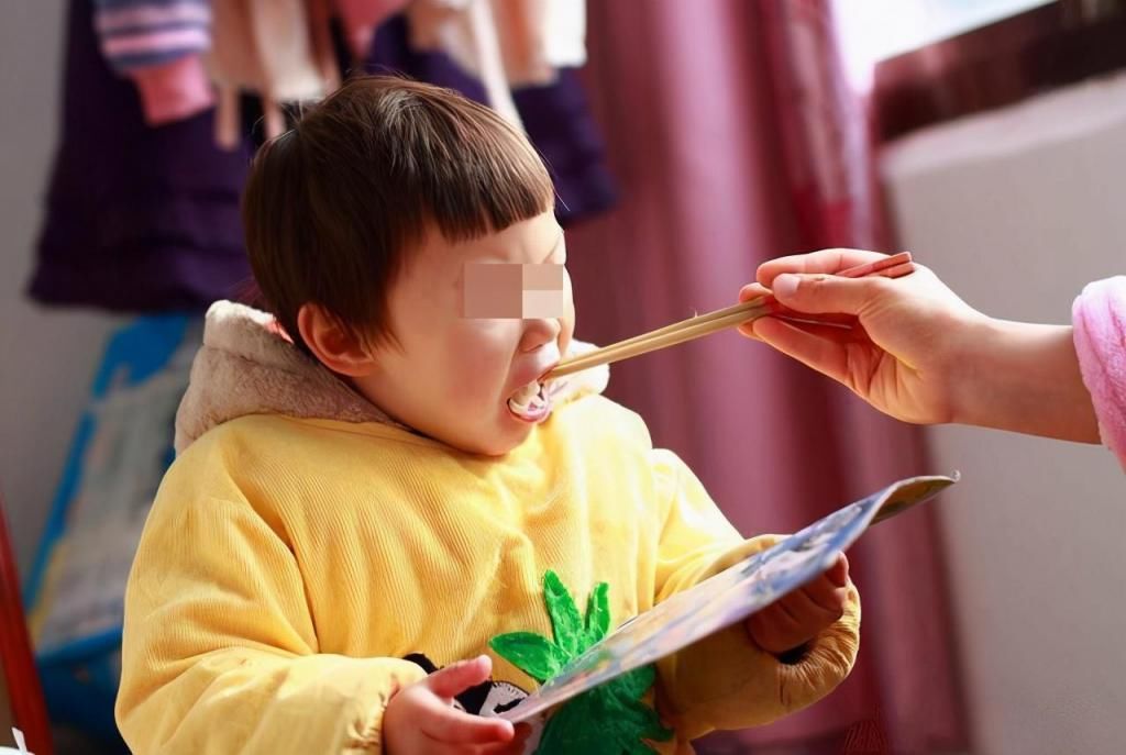 吃饭|孩子不好好吃饭，每顿都要哄着喂？家长反思下是否做到这两个方面