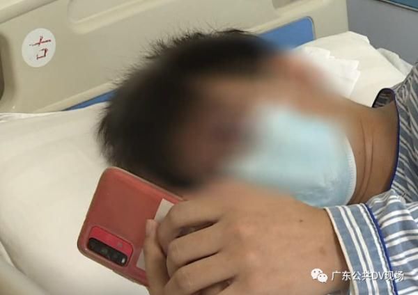 眼珠子|连续玩几小时手机，小伙眼珠子“斜”了