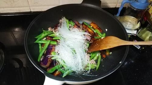 茄子|茄子配豆角，简单一锅出，咸香下饭，软嫩入味，三天就得做一次