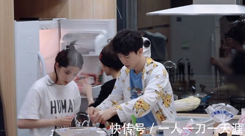 做饭|欧阳娜娜为嘉宾们做饭,当镜头对准出品拍,这厨艺确定没有搞错?