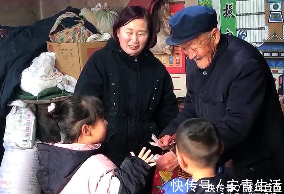 账户|父母带1岁萌娃去存压岁钱，网友刚想点赞，看到金额站不稳了