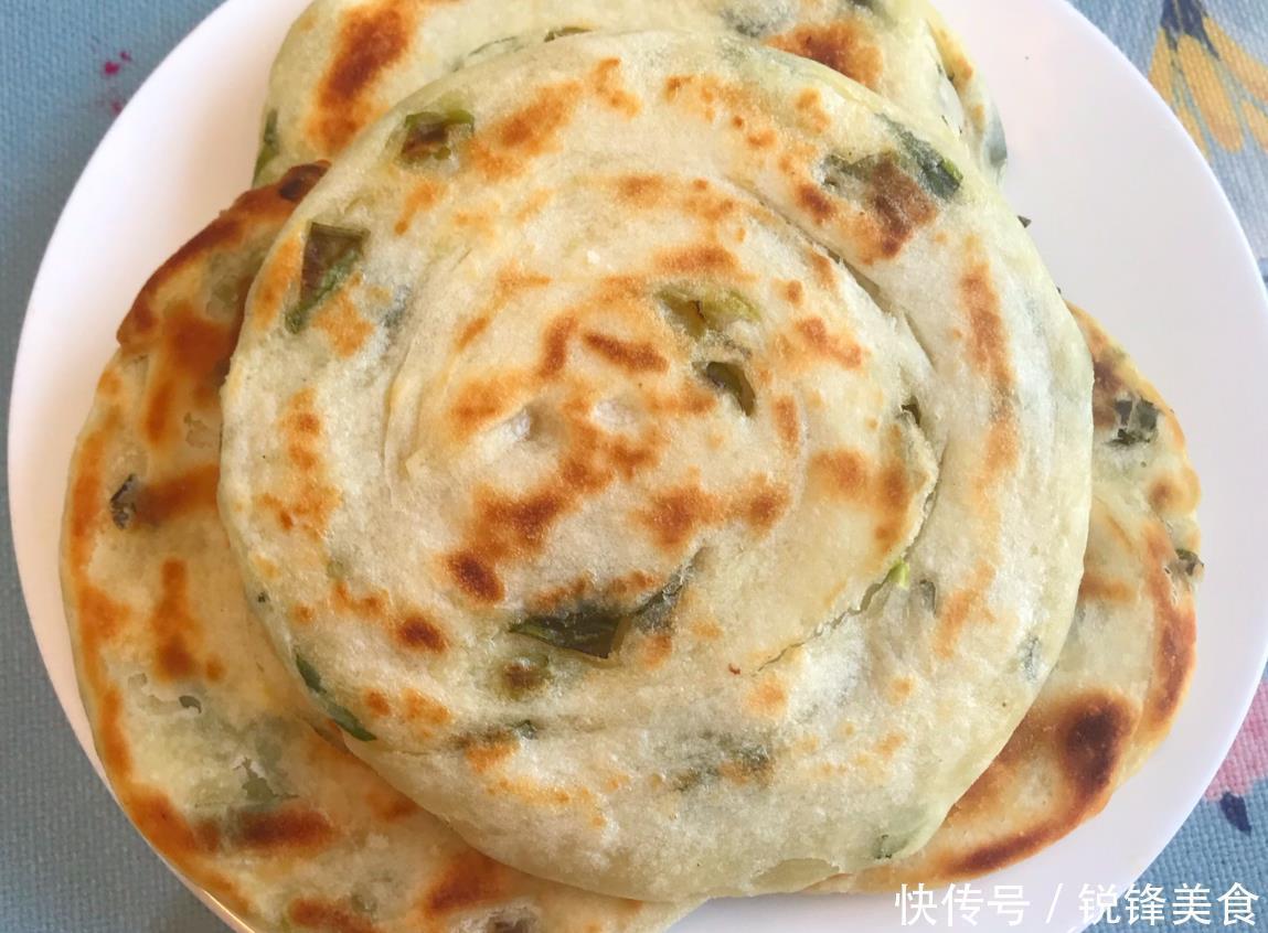 教你在家做葱油饼,掌握几个技巧,层次多,吃起来又香又酥又软