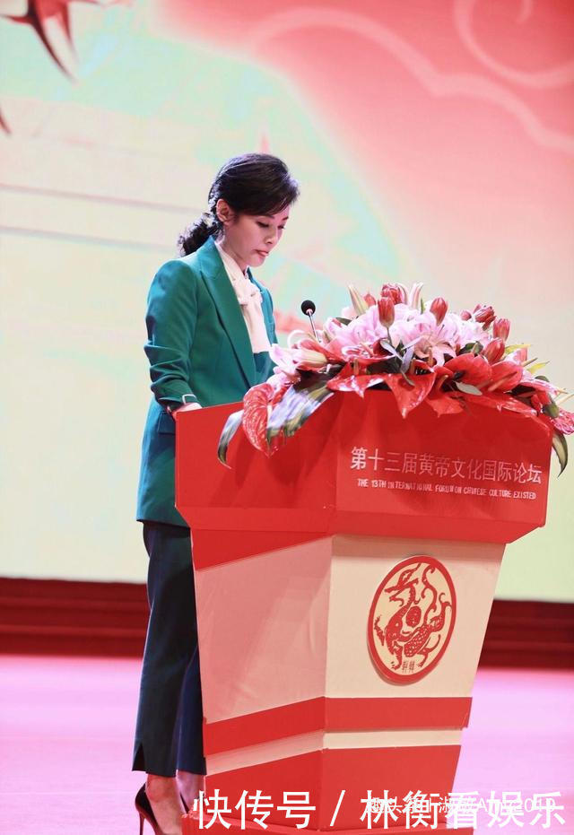 西装套装|周涛虽低调但穿搭实力太强,绿色西装套装出席活动,低马尾好时尚