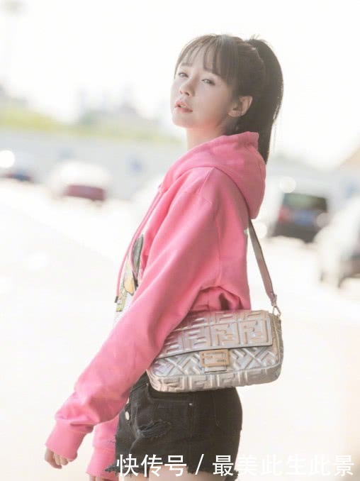 沈梦辰|秋天迟到了沈梦辰又换回了短裤,再次漏出“漫画腿”羡煞旁人!