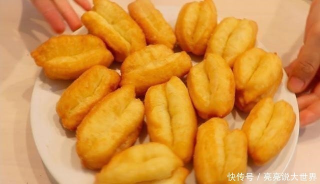 油条|油条店大厨教你炸油条，不放酵母，个个金黄酥脆，凉了也是软乎的