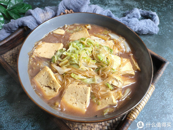 它和豆腐天生一对，热热乎乎炖一锅，汤汁都不剩