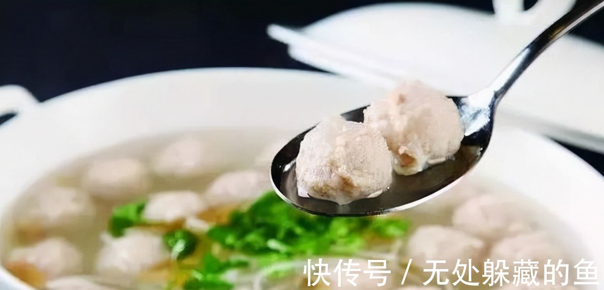 汆肉丸这么做，肉嫩香味浓，个个煮不散，教您详细做法，快来学！