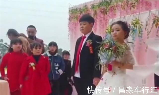 同龄人|最美袖珍女结婚了,身高只有1.3米,婚后生活令人担忧