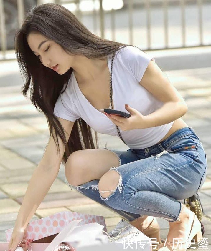 性感|街拍:性感美女简单的蓝白搭配,时尚简约又大气