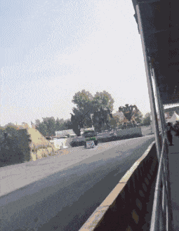 |搞笑GIF:成功把对面的妹子逗笑了 请问接下来我应该怎么做?