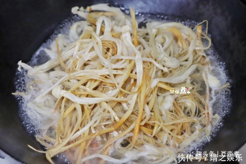 金针菇凉拌还是第一次吃,没想到味道这么好,吃过一次就忘不了