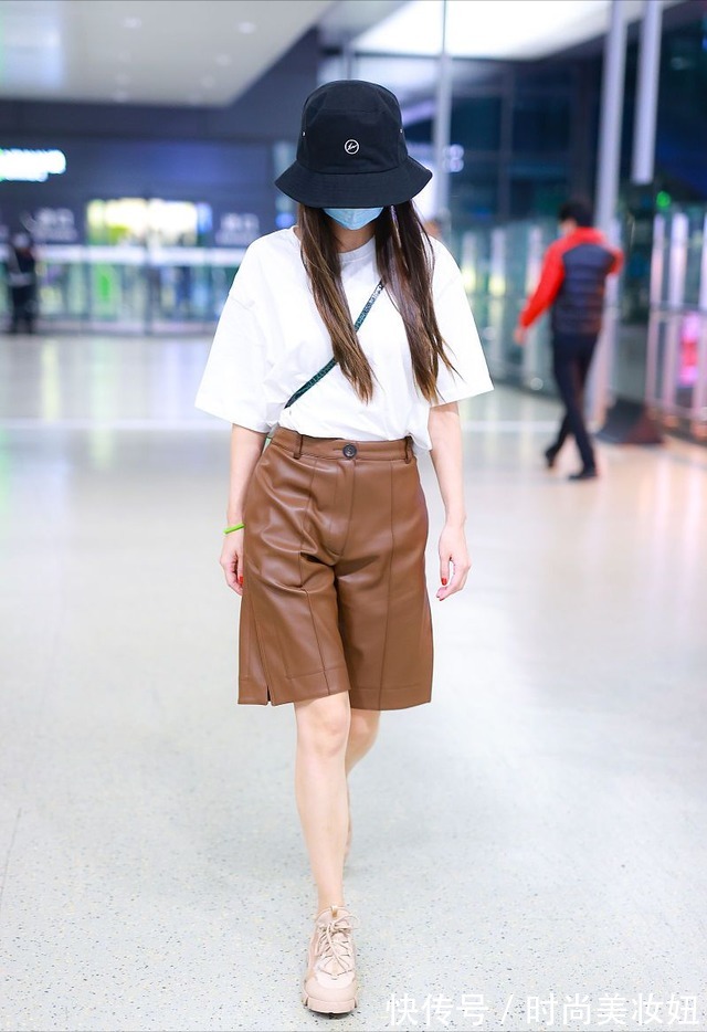 和谐感|Angelababy是怎么想的?小白鞋吊牌没折直接穿,配卫衣似小姑娘