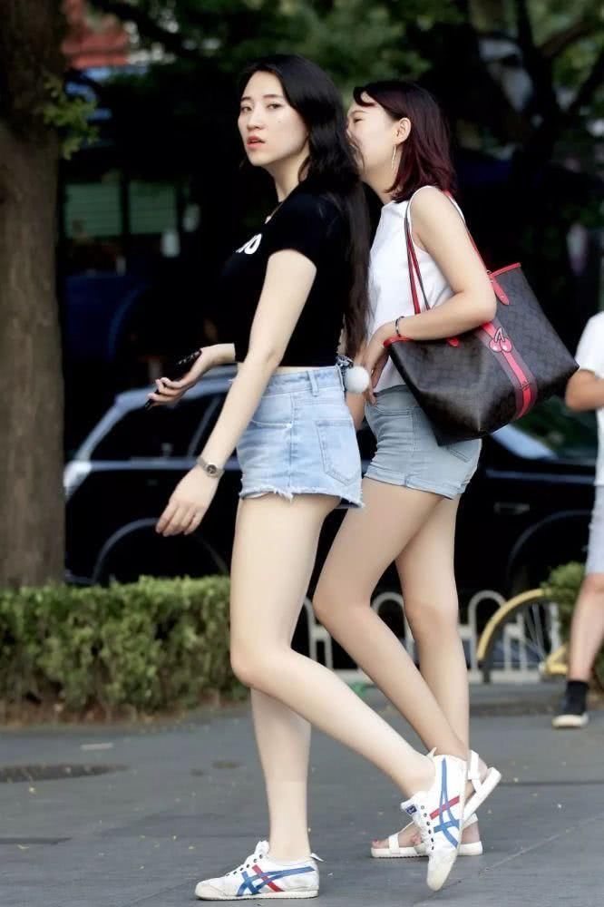 街拍美女白皙女神现身街头,转头看向镜头的那个眼神,太酷了