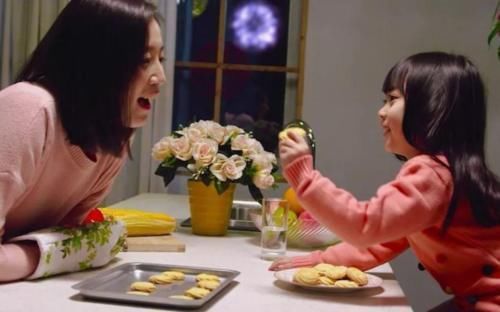 知识|“我女儿才9岁!”妈妈怒斥老师教性知识,网友:坏人会嫌你孩子小?