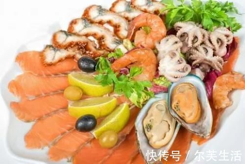 放在冰箱|冰箱里放这4种食物,等于给健康埋“雷”,你踩“雷”了吗?