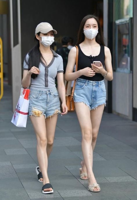 美的 年轻女生就是会穿,露脐衫配牛仔裤,轻松穿出小蛮腰,靓丽又清爽