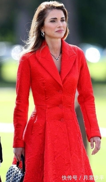 甜美|约旦王后太会穿!800元毛衣外搭2000大衣,保暖减龄还甜美大气