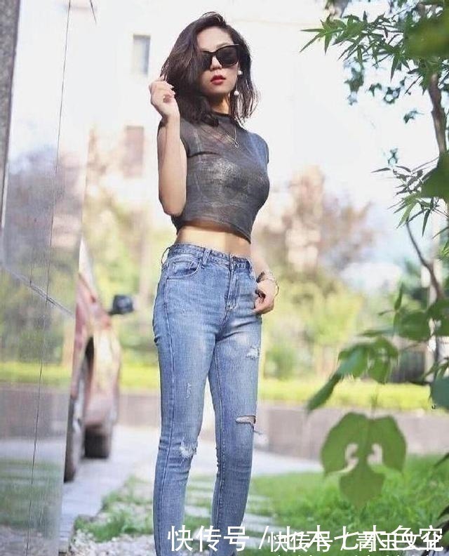 气质 穿紧身牛仔裤的小姐姐,散发出迷人香气,身材纤细气质妩媚