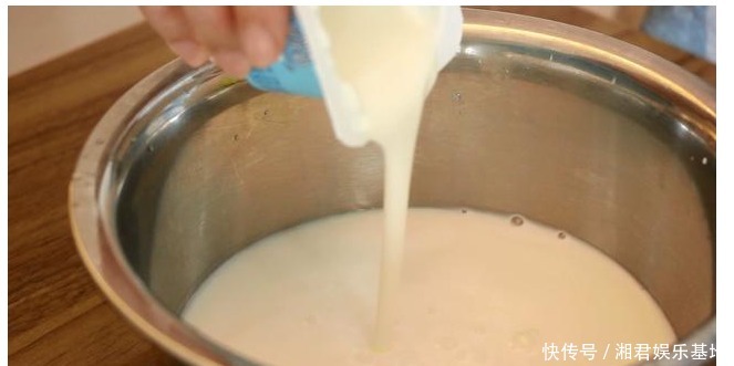 倒入|甜品店仙草水果捞的秘制配方,做法简单,清热降暑,成本才几块钱