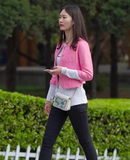 外套|太接地气的穿搭,粉色外套不过一百,普通穿搭穿出美美的气质