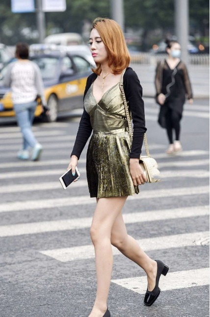 气质 墨绿色的吊带短裙搭配黑色平底鞋,端庄优雅,尽显淑女气质